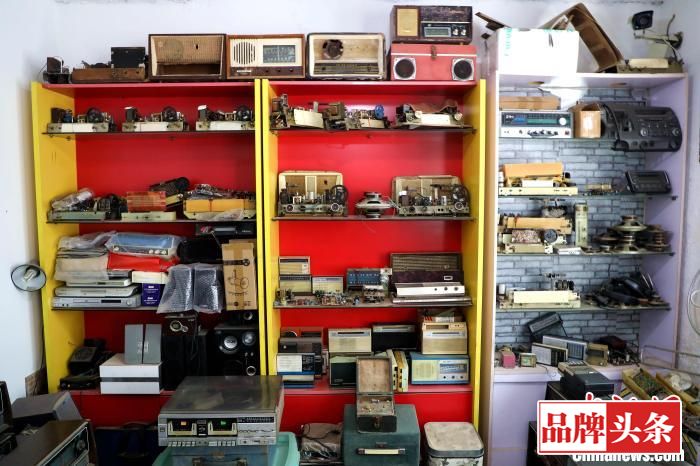 老物件里的乡愁：河北香河老人收藏逾1800台老式收音机