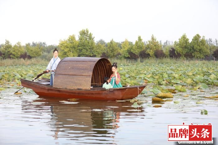 衡水湖畔现江南古风特色乌篷船亮相“京津冀最美湿地”