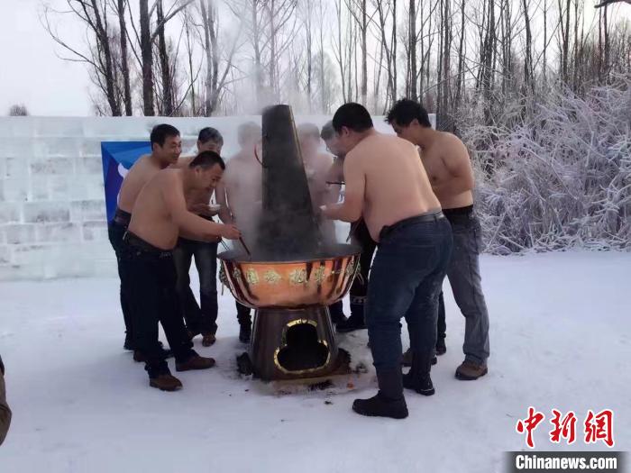 资料图。图为游客在517小工队品尝“中国冷极第一锅”。　张旭 摄
