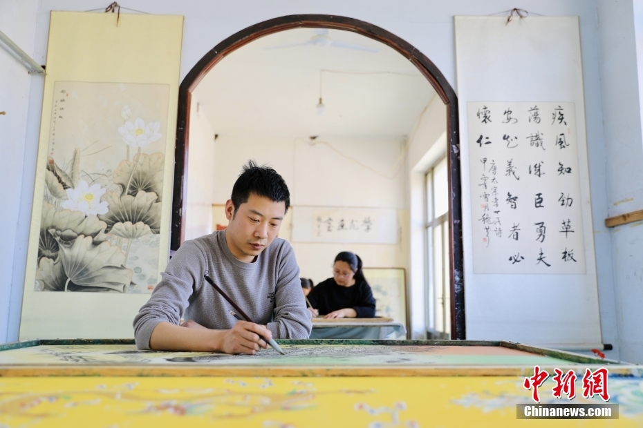 图为2022年4月7日，河渠镇褚家庄村一家工笔画画室，画师正在作画。 <a target=