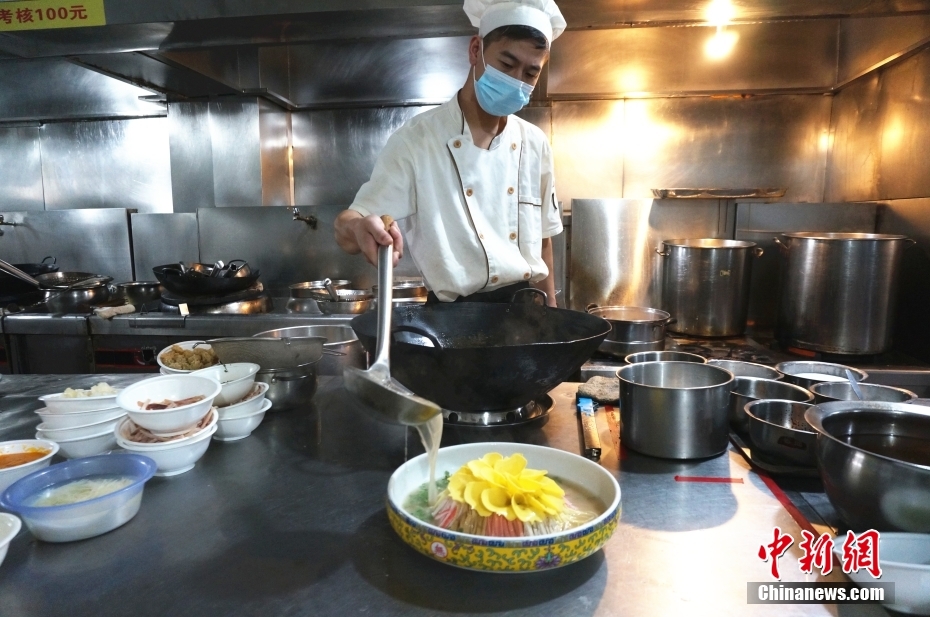 图为8月26日，河南洛阳，厨师为牡丹燕菜淋入高汤。（资料图片） <a target=