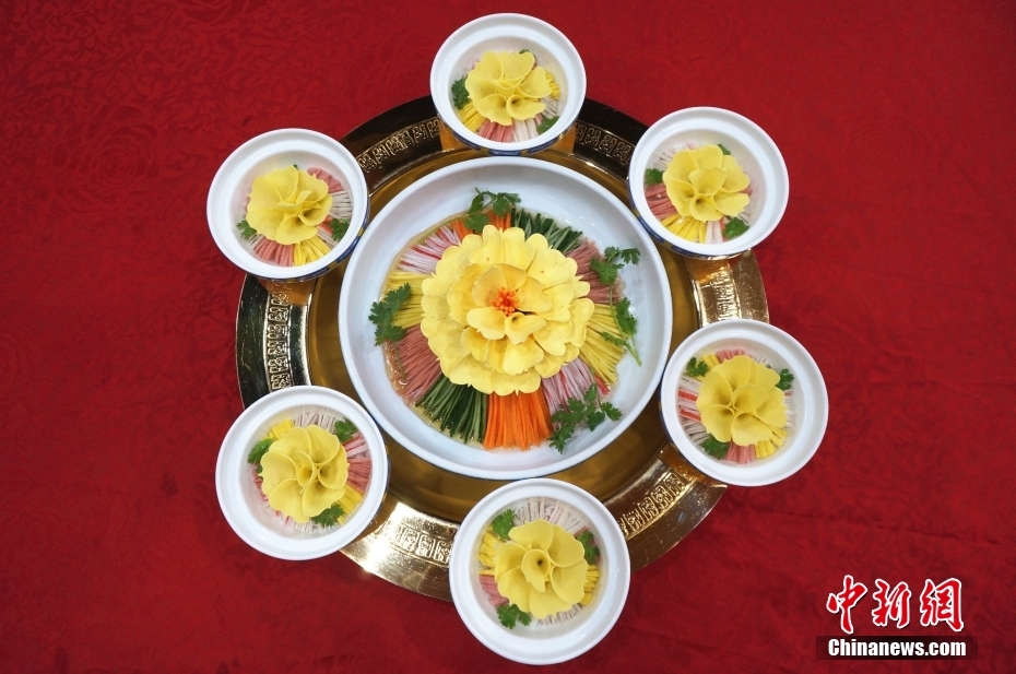 图为8月26日，河南洛阳，颜值与美味并存的洛阳水席头牌菜——牡丹燕菜。（资料图片） <a target=