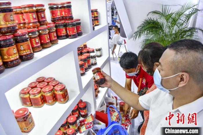 2022年7月，在海口举行的第二届中国国际消费品博览会上，贵州馆“老干妈”辣酱吸引参观者。骆云飞 摄