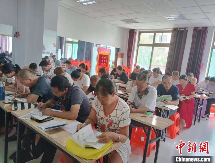 如今，红霞家政公司已经在文水县建立起158个联系点，帮助村民及时获取就业信息与渠道。　席红霞提供
