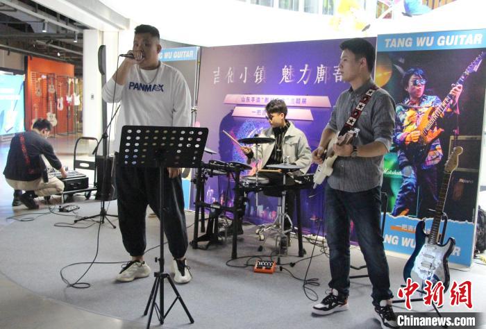吉他乐队在“鄌郚吉他”主题展览现场表演。　赵晓 摄