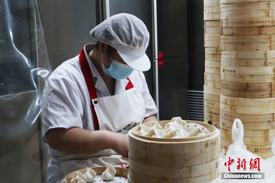图为11月4日，吉林市一饭店内，工作人员在包饺子。 <a target=