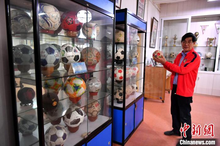 陈华棣介绍他的足球藏品。　吕明 摄