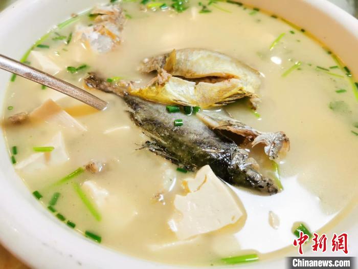用“泥猛”搭配豆腐烹出的生滚汤，是广东食肆中常见的速成海鲜汤 李晓春 摄