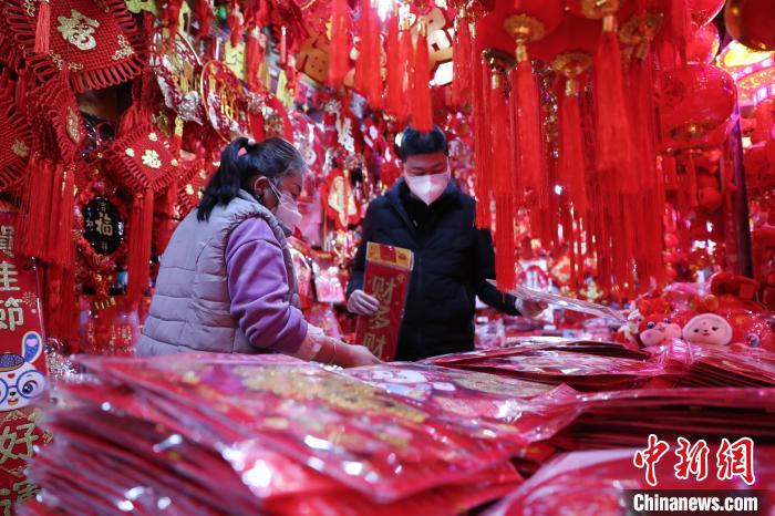 市民正在选购春联等新春节庆用品。　于晶 摄