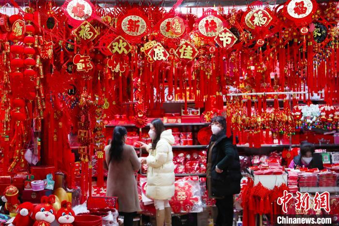市民正在选购春联等新春节庆用品。　于晶 摄
