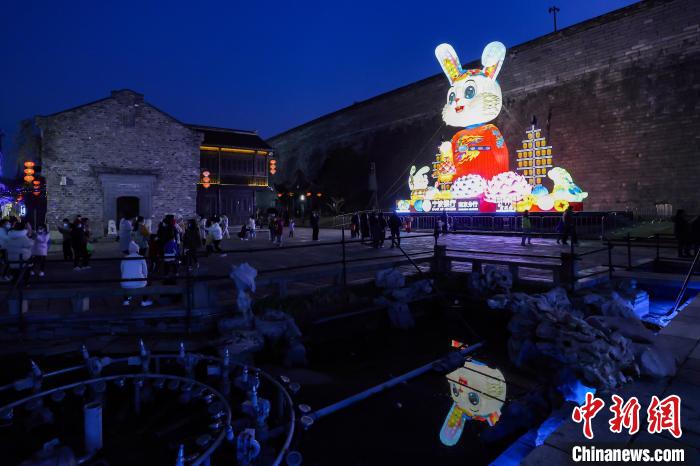 南京的兔子灯以“600多岁”的南京明城墙为背景，有一双大眼睛，身穿红袍，手提荷花灯。　泱波 摄