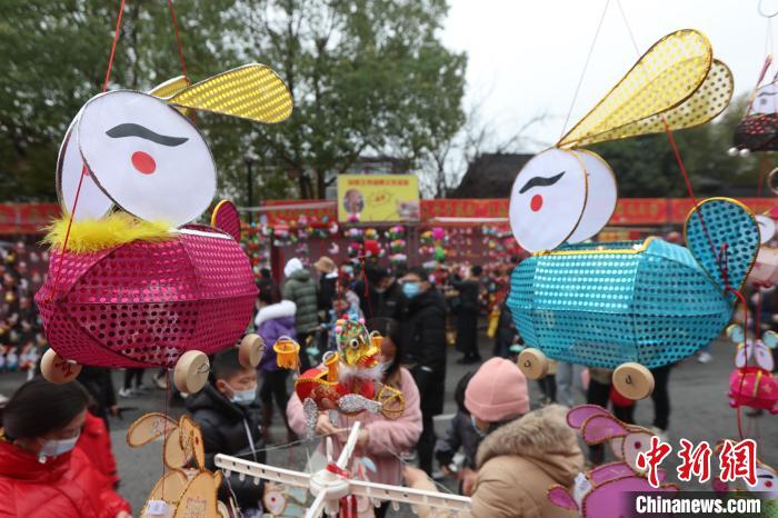 南京最传统的兔子灯，引发了一波“80后”的“回忆杀”。　泱波 摄