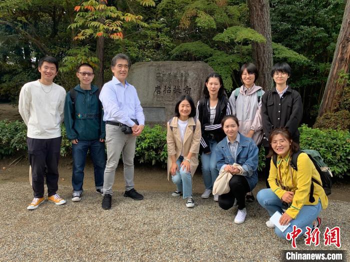 图为2019年10月，柴静(第一排右二)在日本唐招提寺与当地师生合影留念。(资料图) 受访者供图