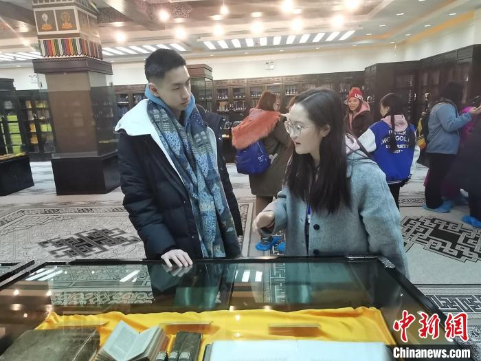 图为冬令营期间，徐泽中(左一)正在内蒙古大学与学生交流。　傅雅鑫 摄