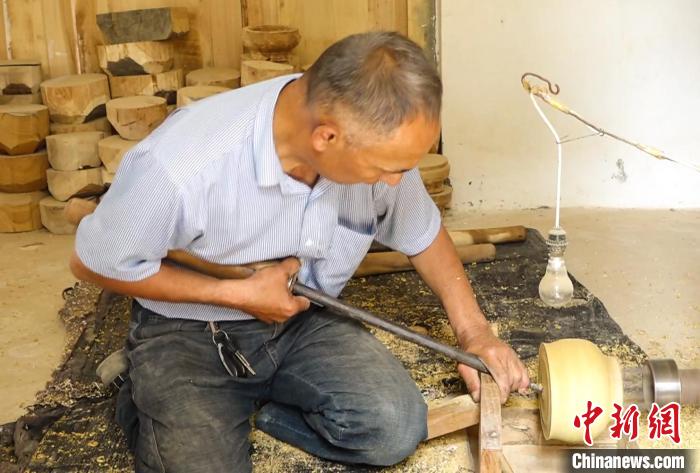 新疆木雕传承人：将传统手艺凿刻进现代生活