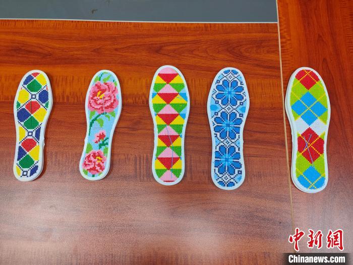 云南文山：老人38年缝制数千双鞋垫送戍边民警