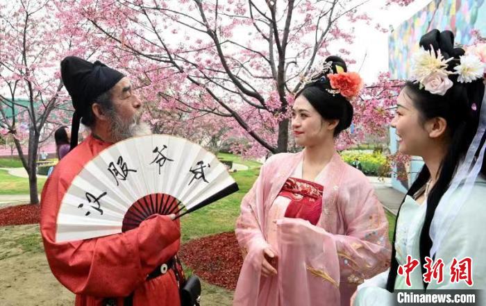 在传统节日花朝节，陈光宪与“同袍”相约踏青。　安源 摄