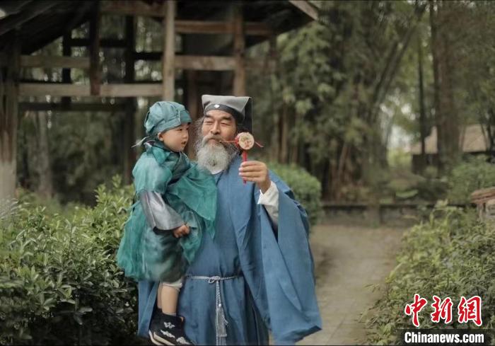 69岁的汉服爱好者陈光宪(右一)。　受访者陈光宪供图