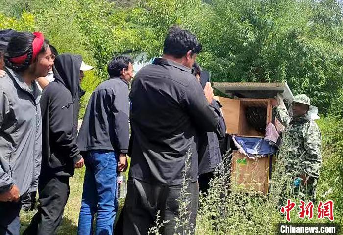 拉久西村村民学习养蜂工作流程和防范事项。　昌都市芒康县委宣传部供图