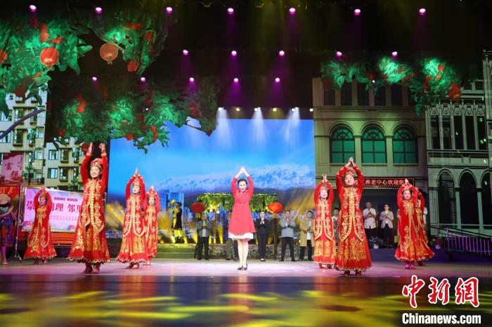 融合新疆民族特色的京剧现代戏。　何铁军 摄