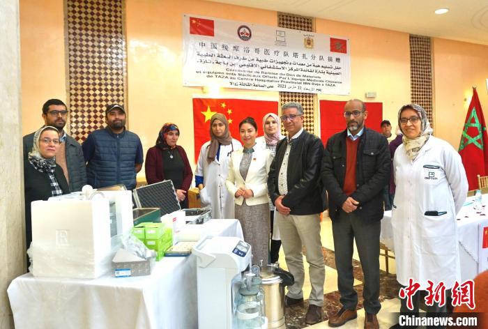 中国援摩洛哥医疗队塔扎医疗分队为受援医院捐赠医疗物资。　于阅尽供图