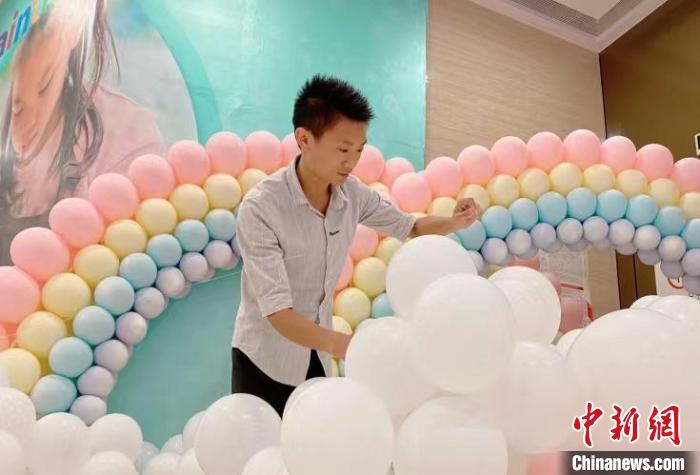 湖北一男子10年创业用气球“吹”出炫彩未来