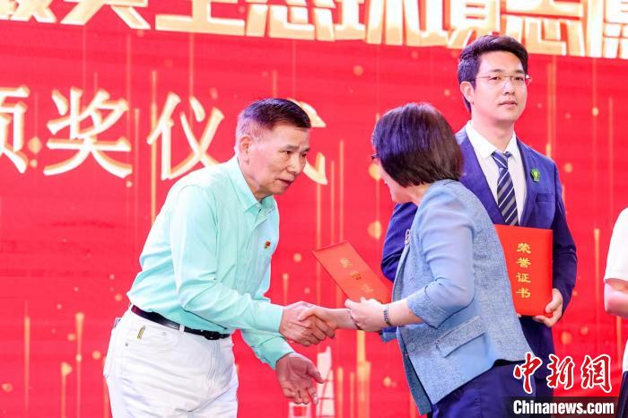 2023年“美丽中国，我是行动者”全国百名最美生态环境志愿者评选中，三位上海市民获此殊荣。　上海市生态环境局供图